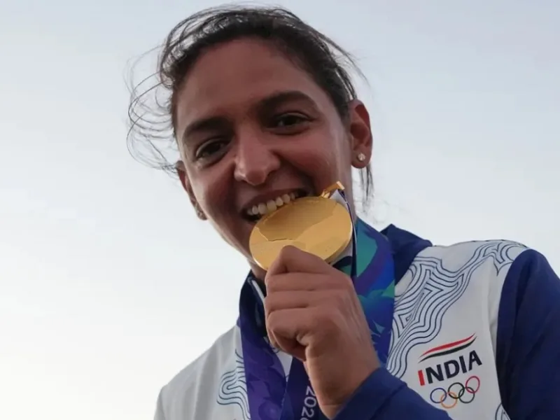 भारतीय महिला क्रिकेट टीम की जर्सी में मैदान पर कप्तान हरमनप्रीत कौर।
