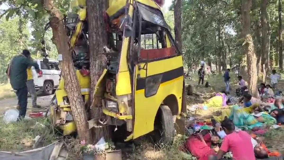 Chhattisgarh Bus Accident: तेज रफ्तार बस पेड़ से टकराई बस मालिक समेत 5 की मौत, 15 घायलों की हालत नाजुक