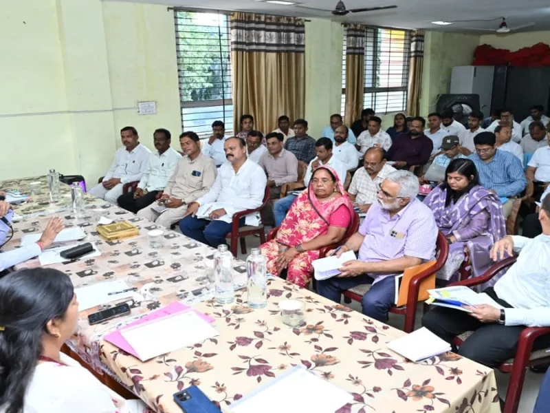 Raipur West MLA Rajesh Munat reviewing development works in meeting