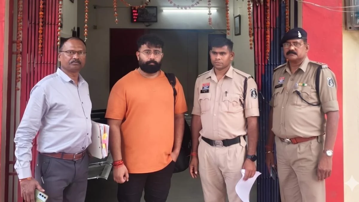 Chhattisgarh: पसीने की कमाई लुटाने का नया जाल, वेल्थ ट्रैकर के नाम पर 3.12 करोड़ की ठगी, रायपुर से फरार मुख्य आरोपी इंदौर से गिरफ्तार, पुलिस ने नागरिकों से की ये अपील